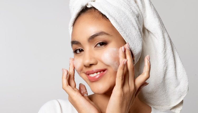 روتين ليلي لمكافحة التجاعيد والبقع