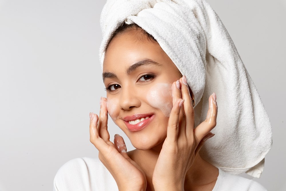 روتين ليلي لمكافحة التجاعيد والبقع