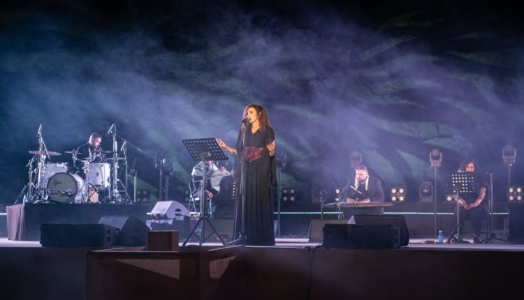 صحراء مليحة بالشارقة تشهد انطلاق مهرجان تنوير بأمسية فنية