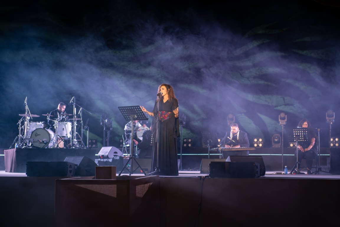 صحراء مليحة بالشارقة تشهد انطلاق مهرجان تنوير بأمسية فنية