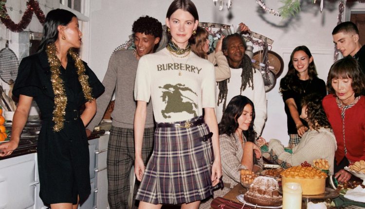 جينيفير سوندرز تتألق في قلب حملة Burberry لموسم الأعياد