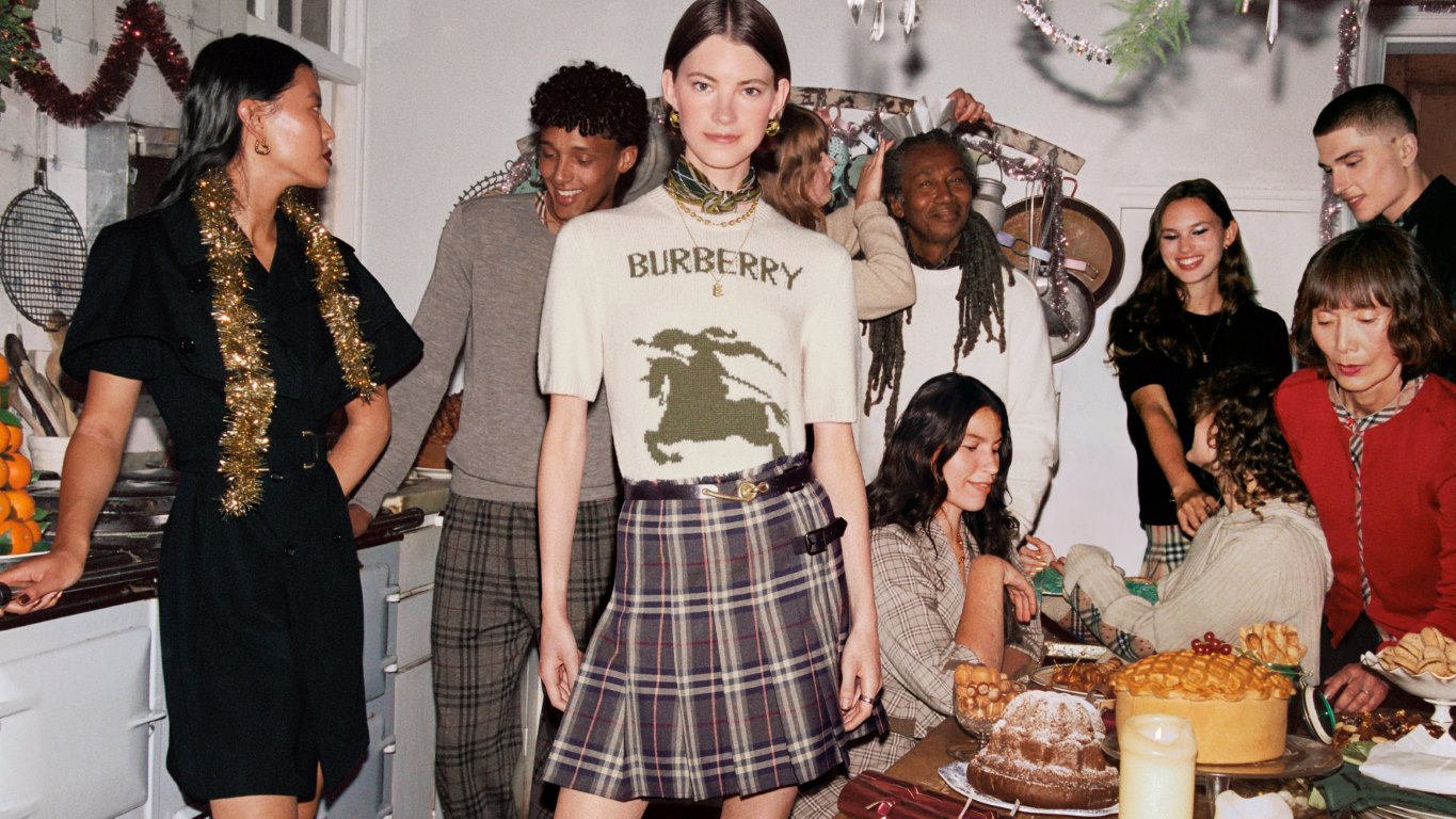 جينيفير سوندرز تتألق في قلب حملة Burberry لموسم الأعياد