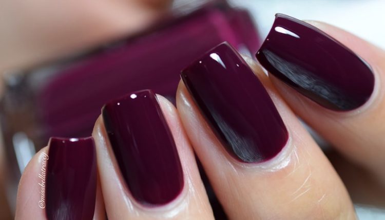 طلاء الأظافر البرغندي أناقة وجاذبية هذا الشتاء