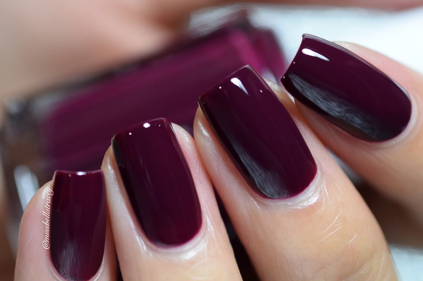 طلاء الأظافر البرغندي أناقة وجاذبية هذا الشتاء