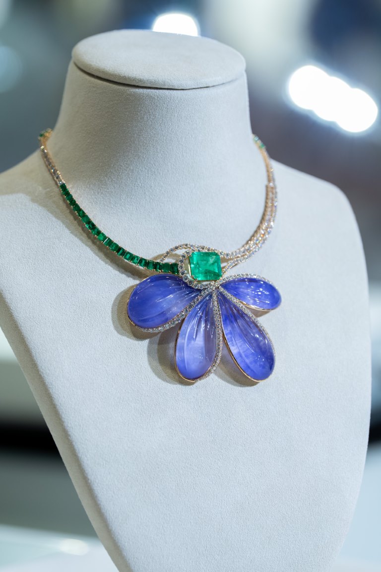 عالم المجوهرات