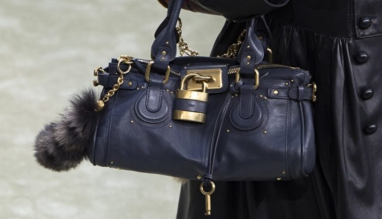 أهم الحقائب التي كشفت عنها دور الأزياء