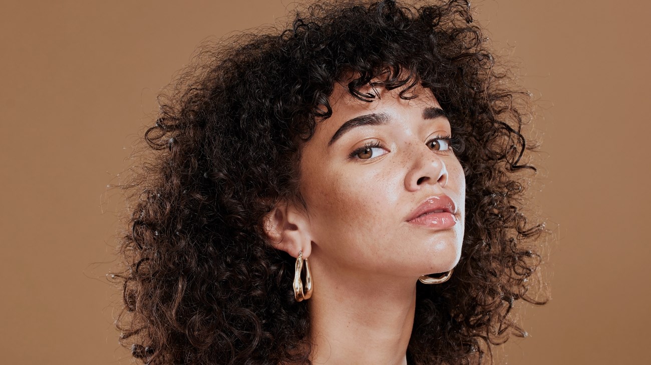 الشتاء... وطرق العناية بالشعر المجعد