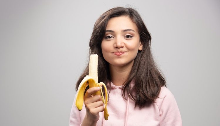 تناول الموز