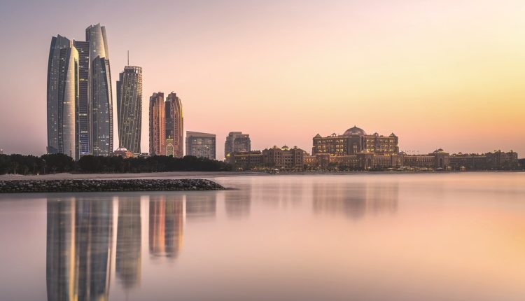 الإمارات تواصل الصدارة في عامها الـ54