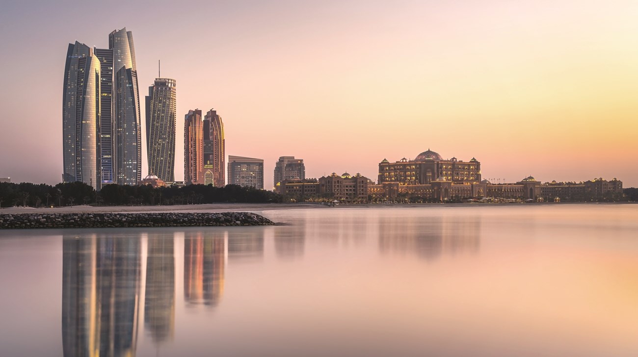 الإمارات تواصل الصدارة في عامها الـ54