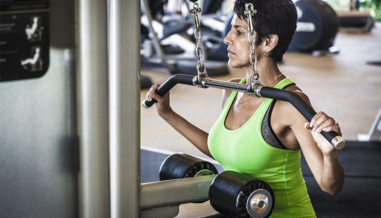 امرأة أربعينية تتمرن