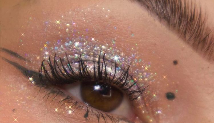 المكياج الهولوغرافي يتصدر صيحات الشتاء