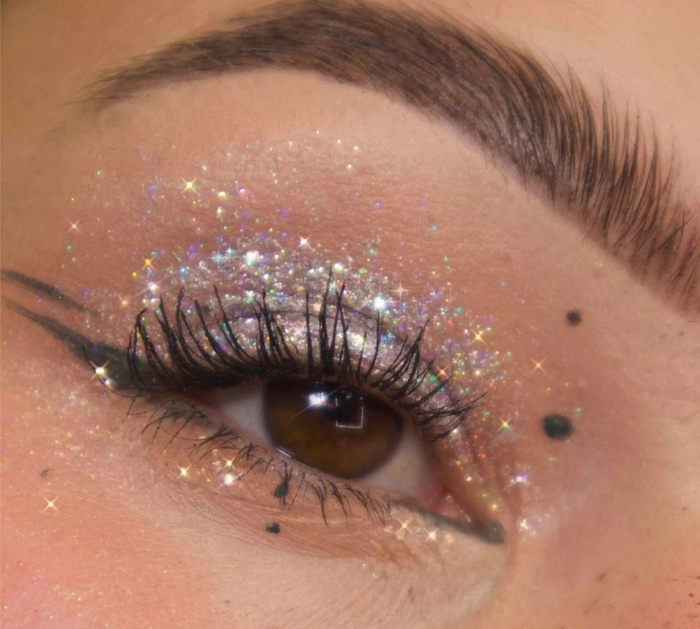 المكياج الهولوغرافي يتصدر صيحات الشتاء