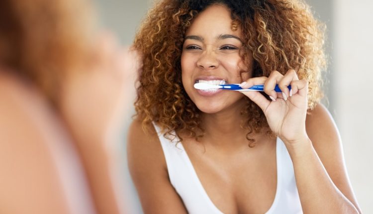 تفريش الأسنان قبل الإفطار