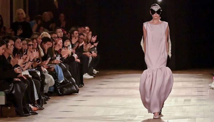 أيام حافلة بالأناقة من خلال أسابيع الموضة