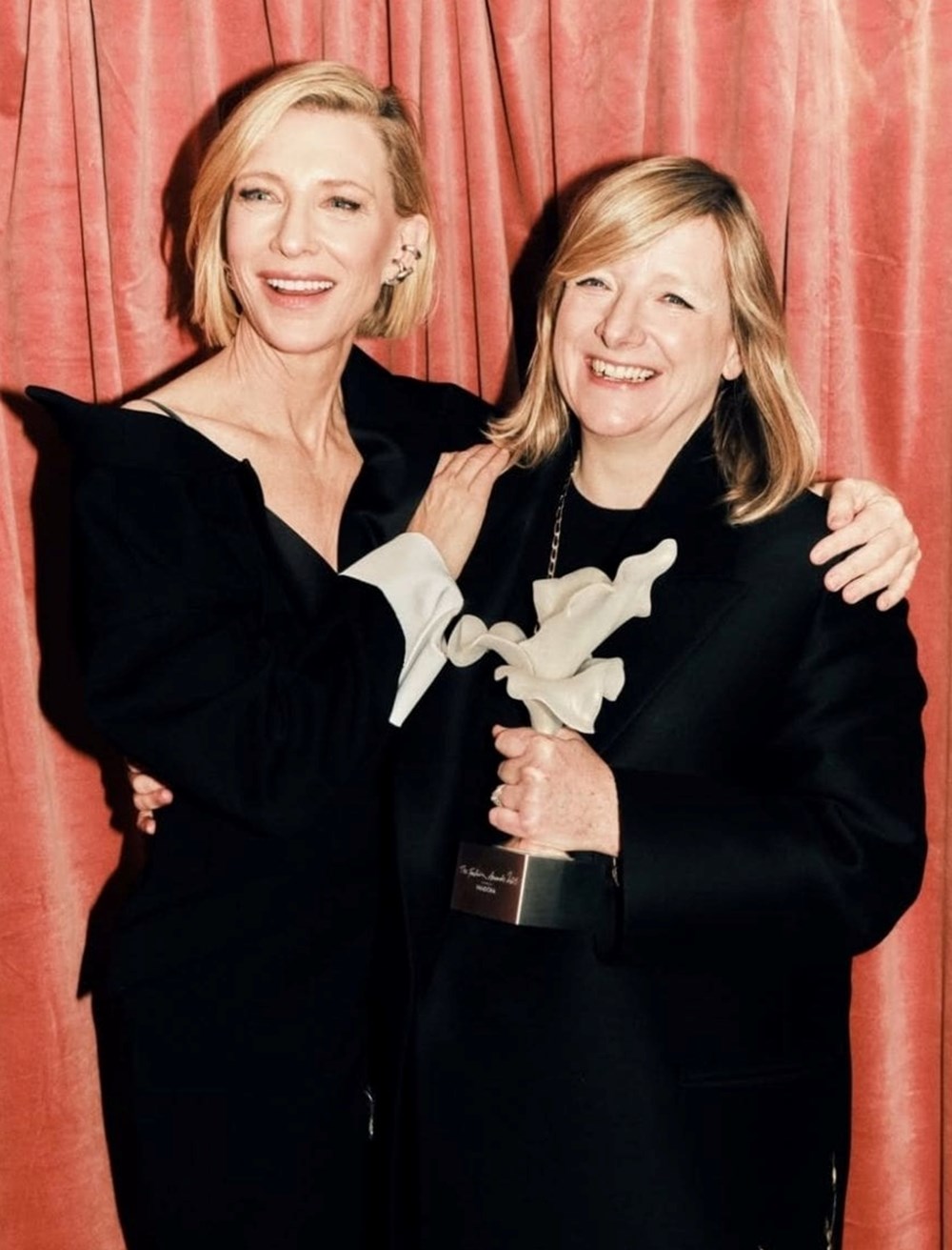 مصممة فستان زفاف كيت ميدلتون تحصد أفضل الجوائز