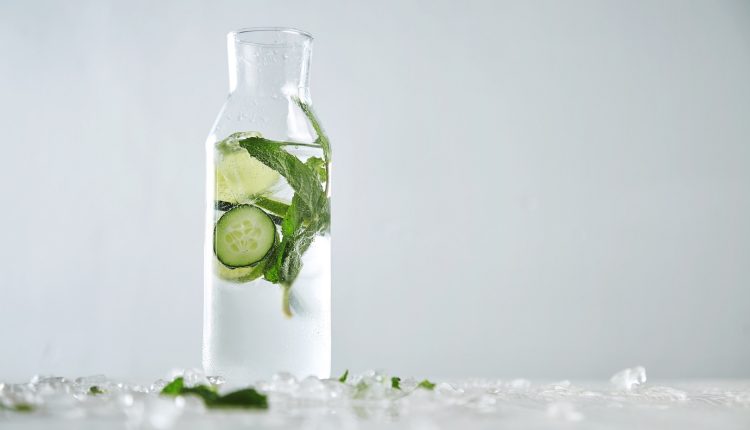 سر الطبيعة لبشرة خالية من الشوائب بماء النعناع