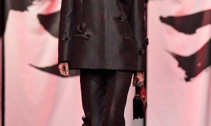 بدلات متنوعة لا تستغني عنها المرأة الخمسينية في العام 2026