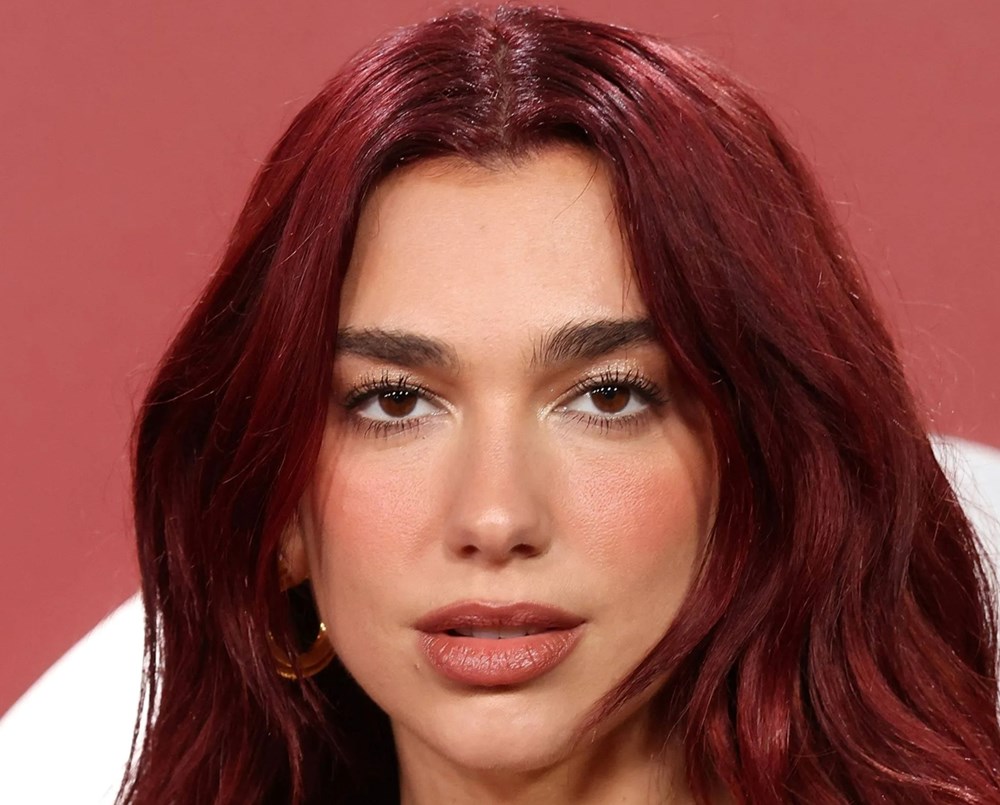 لمسة تعانق أجواء الشتاء من خلال الشعر بألوان الكرز والكولا