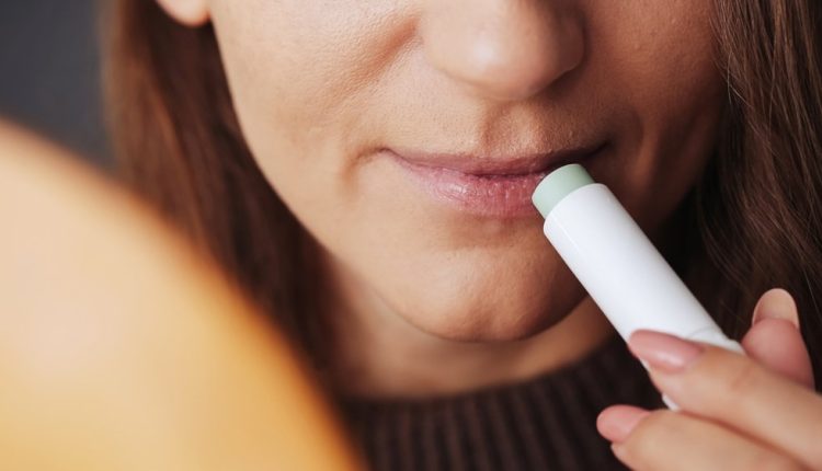 حيل ذكية مُجَرَّبة لتتغلبي على تشقق الشفاه شتاءً