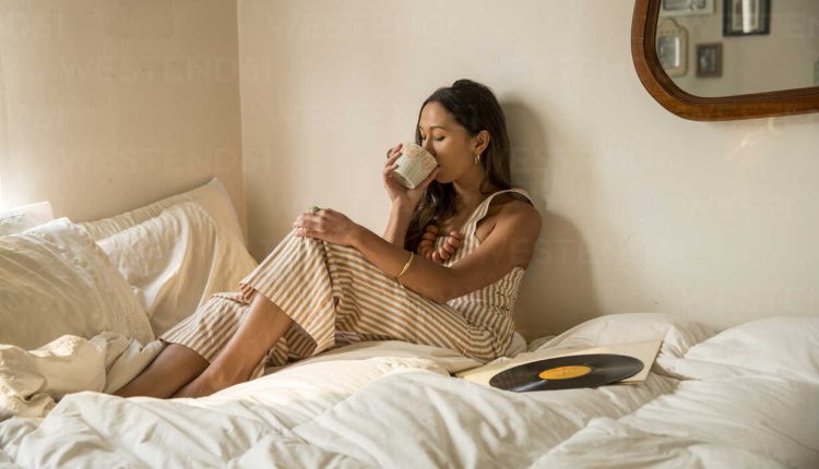 شرب القهوة في السرير