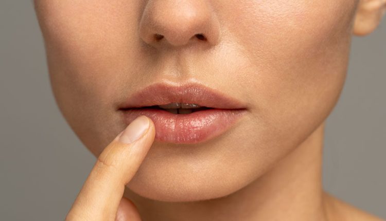 ملمع الشفاه الداكنة