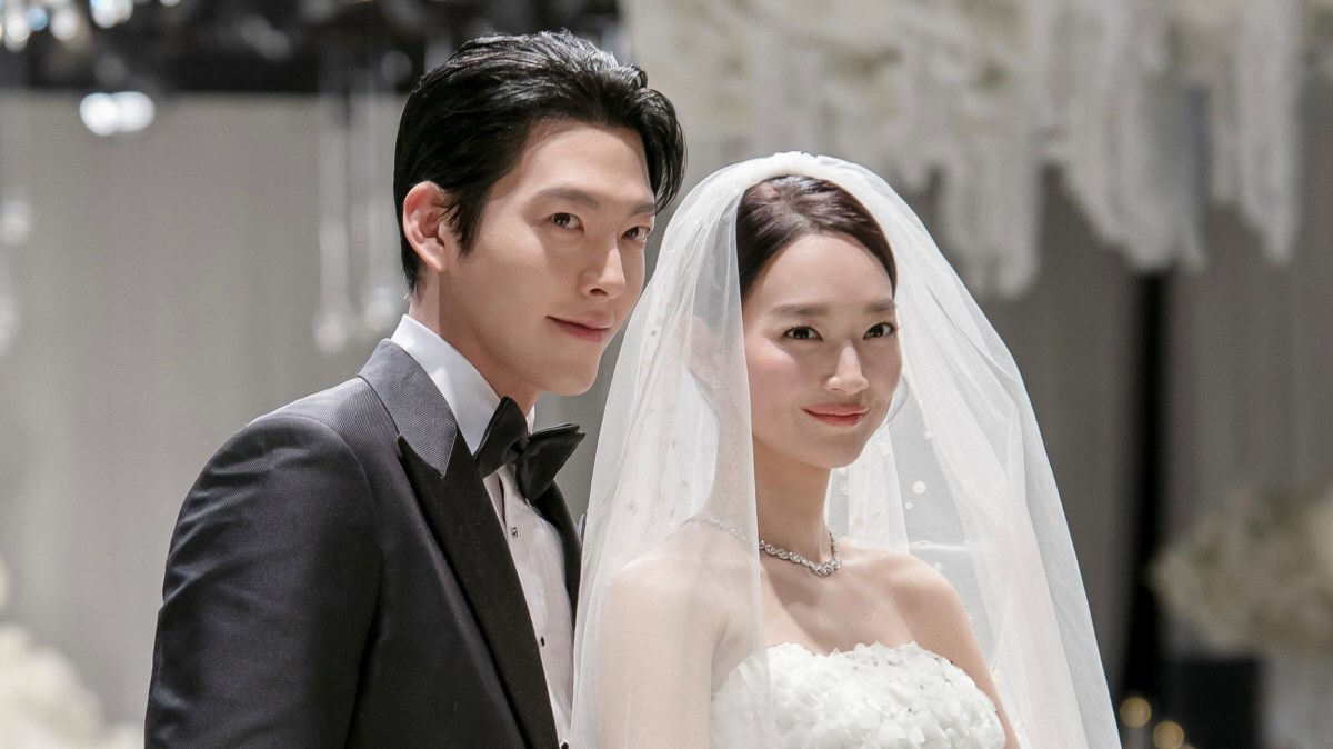 الكورية شين مين آه تحتفل بزفافها بفستان إيلي صعب