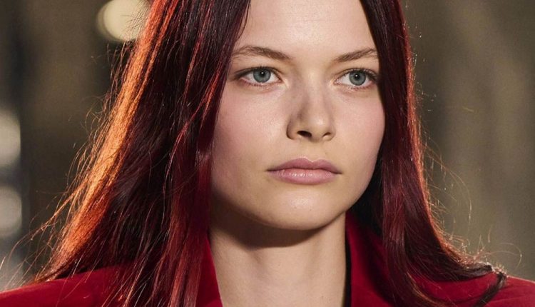 لمسة تعانق أجواء الشتاء من خلال الشعر بألوان الكرز والكولا