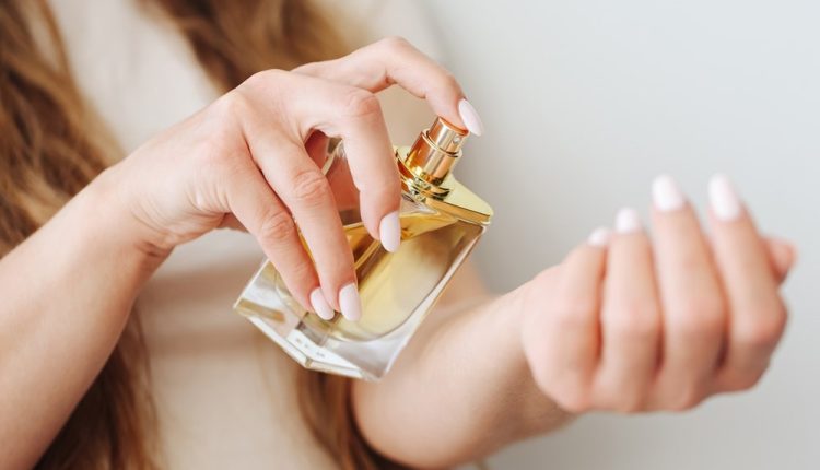 نصائح خبراء العطور ليبقى عطرك مميزا