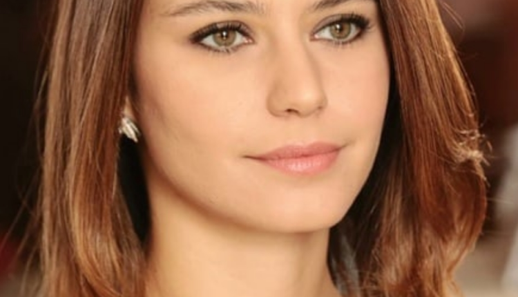 بيرين سات تحترف الغناء رسمياً