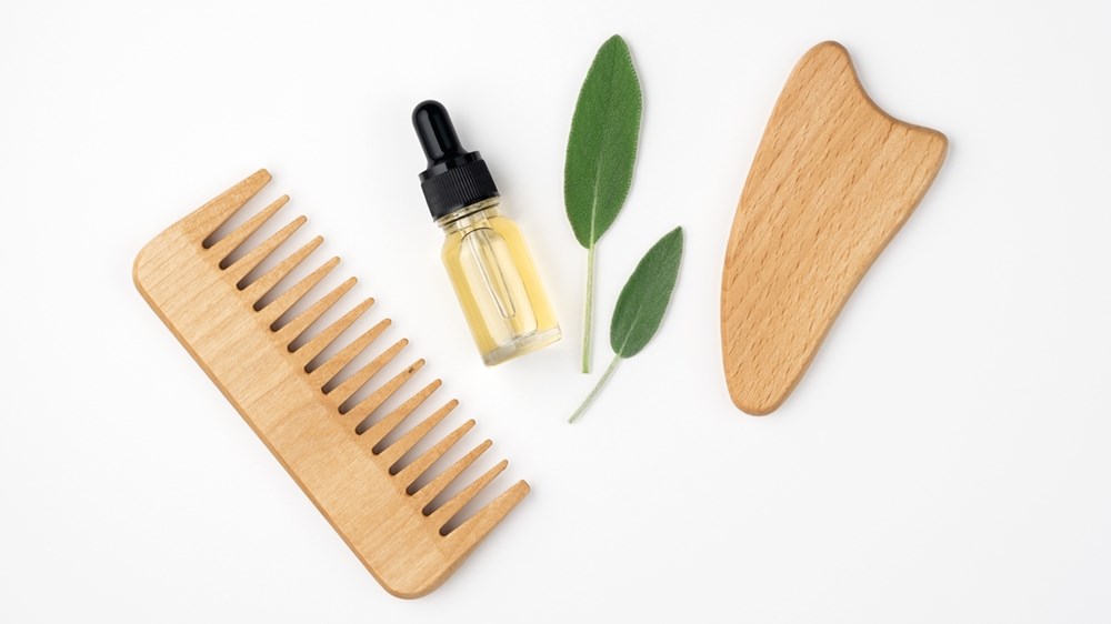 أشهر أدوات العناية بالشعر بين التدليك والتمشيط