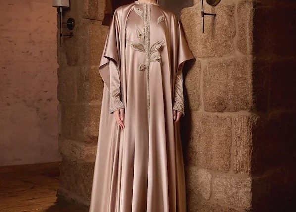 لإطلالة رمضانية أنيقة علامات عالمية تقدم القفطان بأسلوب عصري