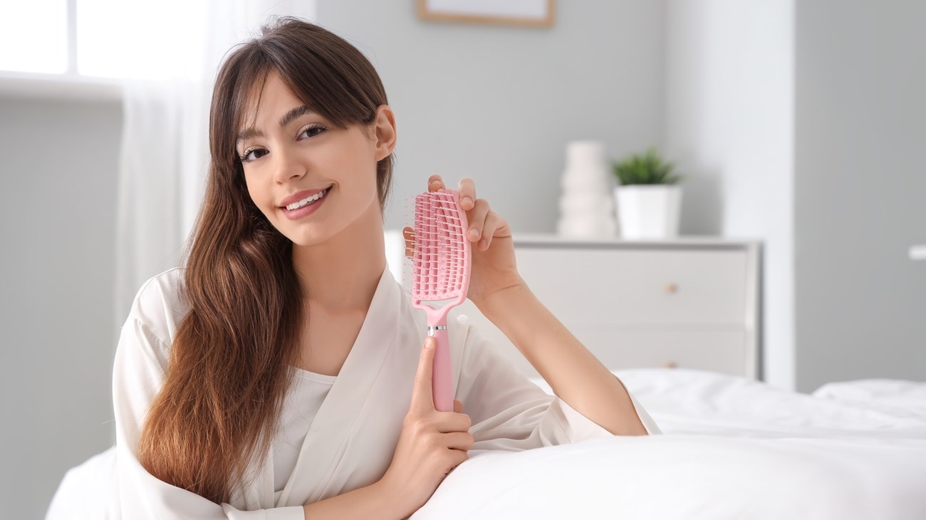 أشهر أدوات العناية بالشعر بين التدليك والتمشيط