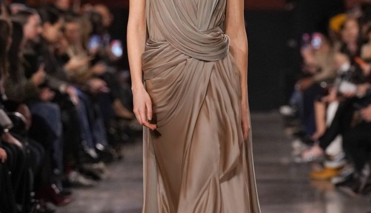 من باريس عرض استثنائي لإيلي صعب