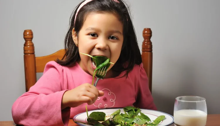 الأطفال يأكلون السبانخ