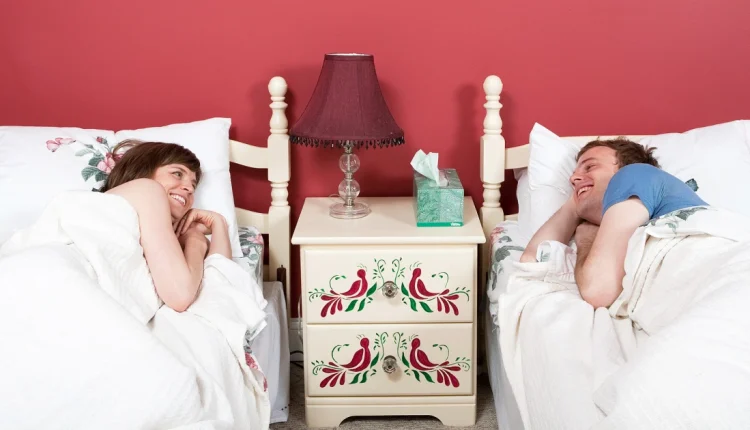 نوم الزوجين منفصلين