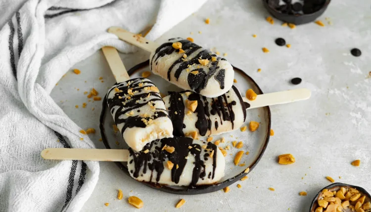 مصاصة الشوكولاتة الداكنة والفول السوداني المثلجة