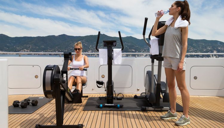 تمارين رياضية على متن يخت في عرض البحر