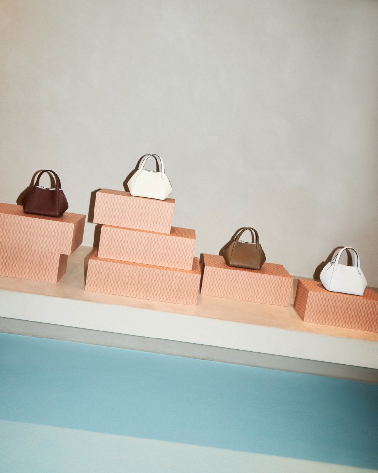 فاليكسترا تقدم إيفولفنج آركيتكتشر في أسبوع ميلانو