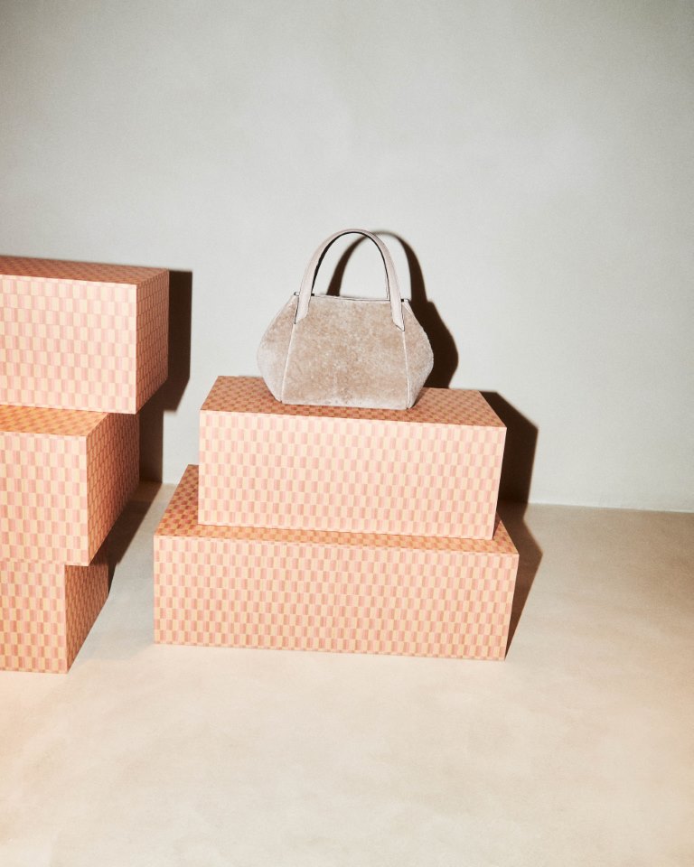 فاليكسترا تقدم إيفولفنج آركيتكتشر في أسبوع ميلانو