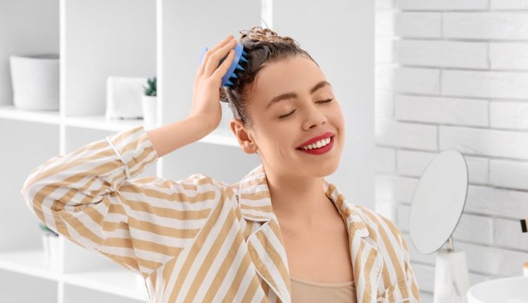 أشهر أدوات العناية بالشعر بين التدليك والتمشيط