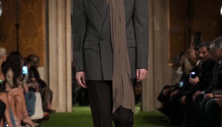 من منصة العرض إلى عمق الفلسفة.. كيف أعاد "فالنتينو" تعريف توازن المرأة؟