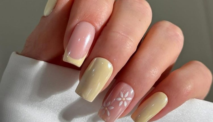 سرّ الإطلالة المشرقة في العيد بأظافر ناعمة بلون الزبدة