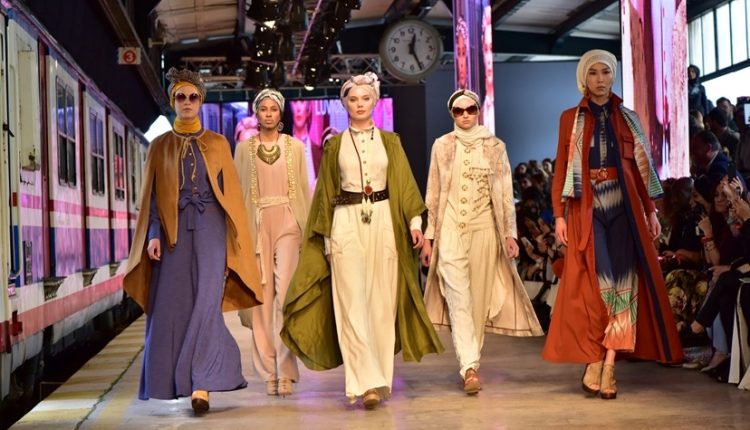 باريس تستضيف أسابيع الموضة المحتشمة من "ثينك فاشن" احتفاءً بالتراث العربي والحوار العالمي
