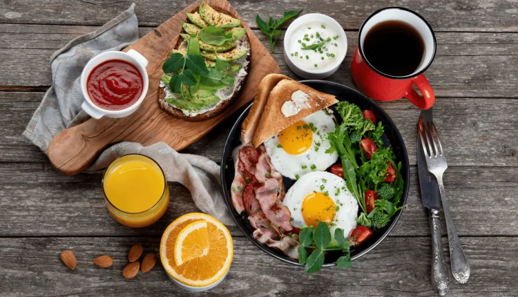 تناول الإفطار الصحي في الصباح
