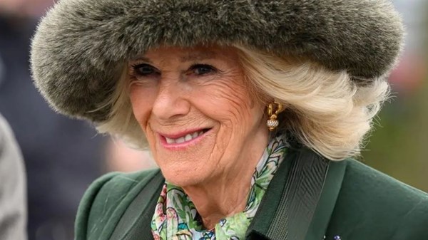 دبوس الحظ للملكة كاميلا