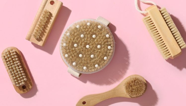 كل ما تجب معرفته عن تقشير الجلد الجاف