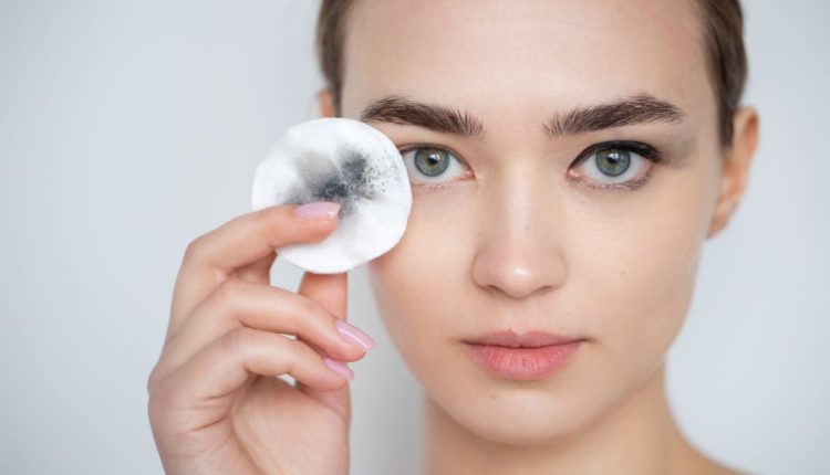 طرق متعددة لإزالة المكياج المقاوم للمياه