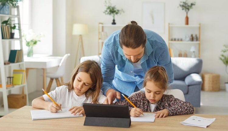 تجربة غنية وإيجابيات عدة للدراسة عن بعد