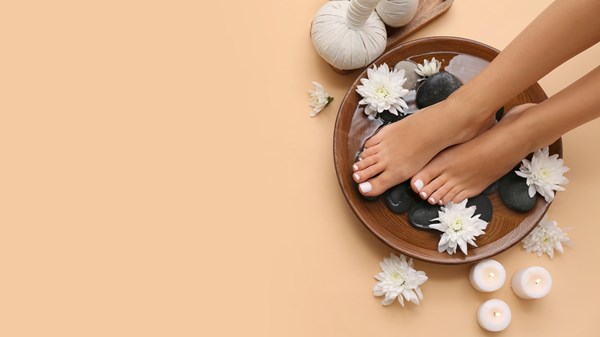 لمسات «الفرنش» بأسلوب التسعينيات من صيحات باديكير ربيع 2026